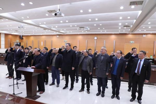 区第十八届人大常委会第一次会议任命人员向宪法宣誓